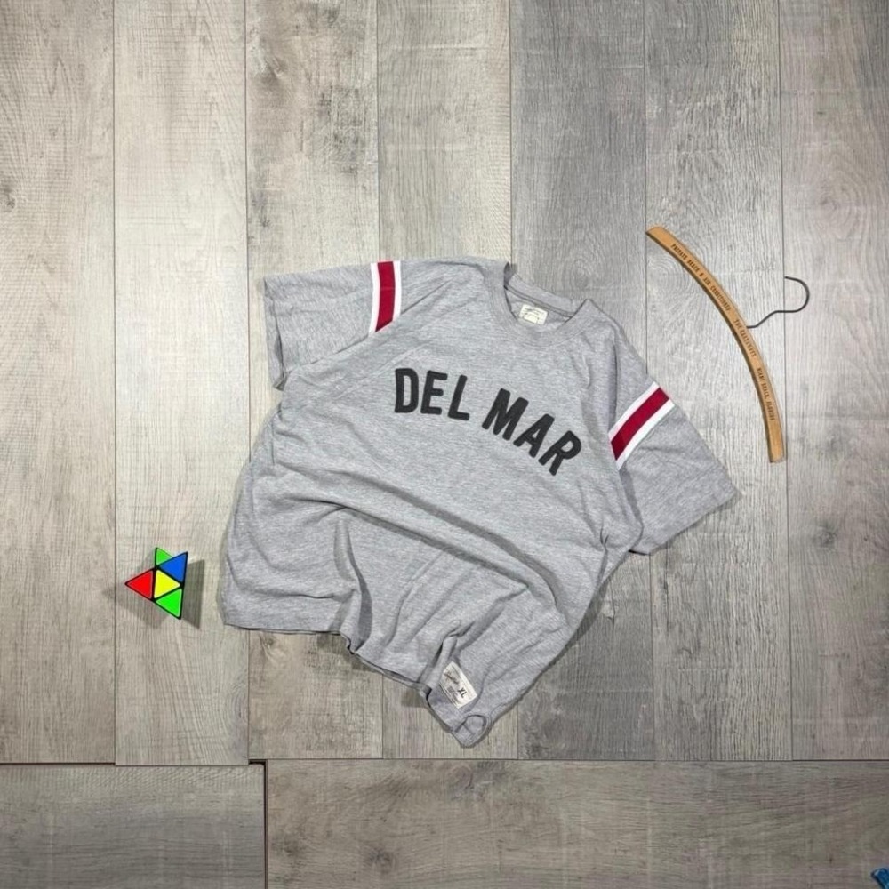 2000s gray white and red‎ striped Delmar American Eagle outfitters T-shirt